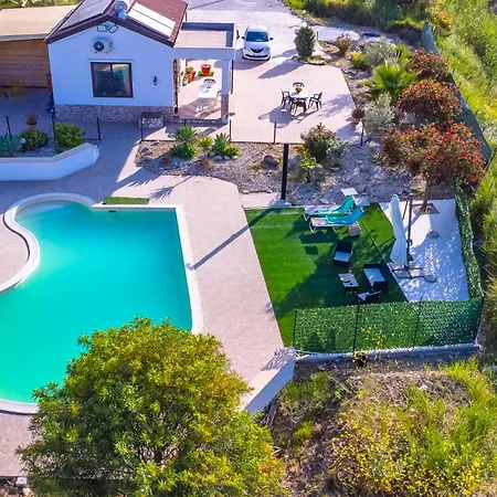 Villa Privata Immersa Nel Con Piscina, Per Famiglie E Bambini